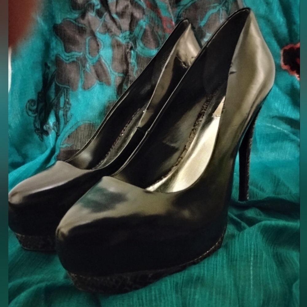 Elegant Vera Wang Stilleto Black High Heels